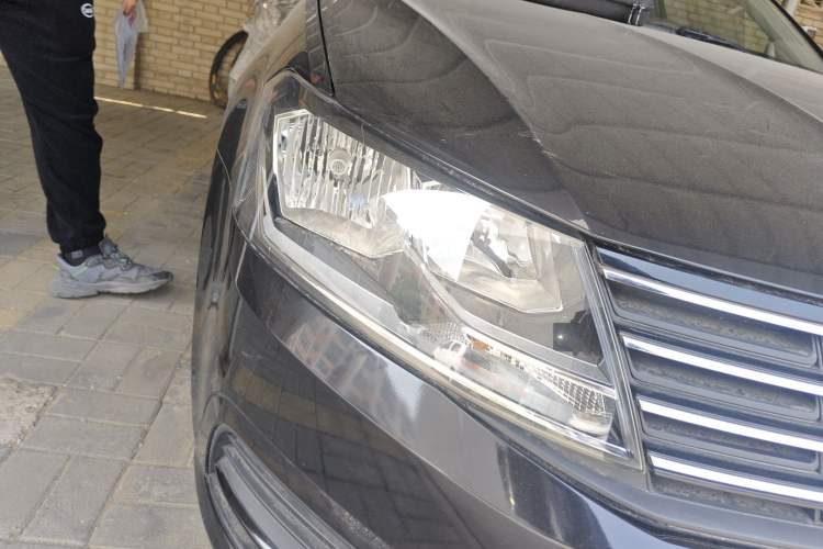 Used Volkswagen Lavida 2015 1.6L Automatic Fashion Edition Right Front Headlight