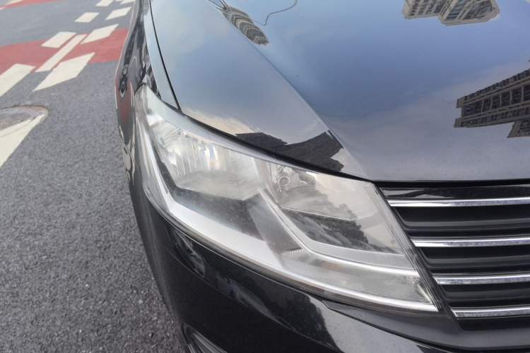 Used Volkswagen Lavida 2015 1.6L Automatic Fashion Edition Right Front Headlight