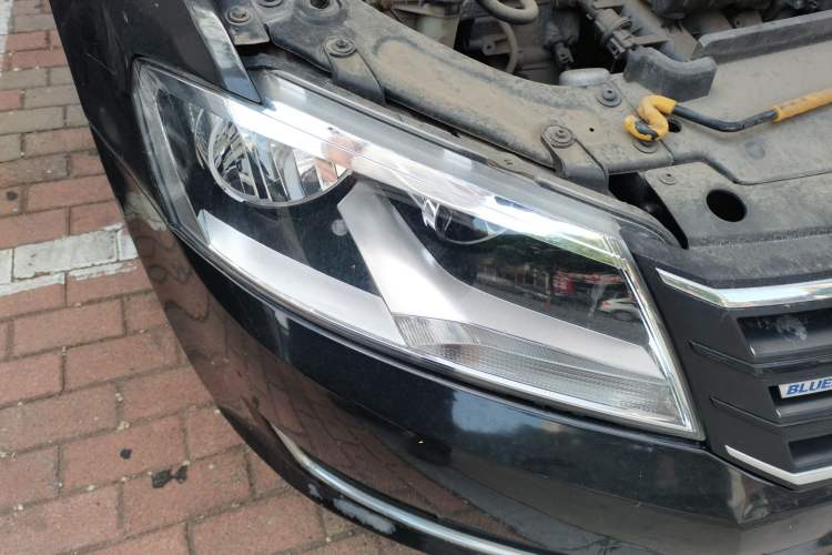 Used Volkswagen Lavida 2015 1.6L Automatic Fashion Edition Right Front Headlight
