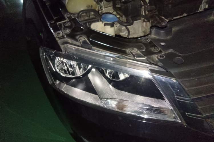 Used Volkswagen Lavida 2015 1.6L Automatic Comfort Edition Right Front Headlight