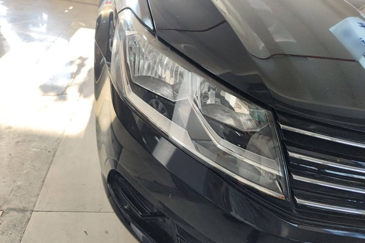 Used Volkswagen Lavida 2015 1.6L Automatic Fashion Edition Right Front Headlight