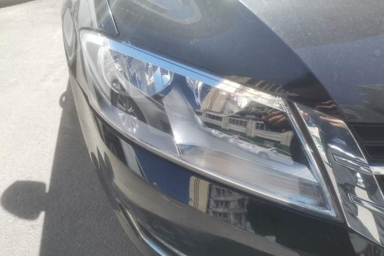 Used Volkswagen Lavida 2015 1.6L Automatic Fashion Edition Right Front Headlight