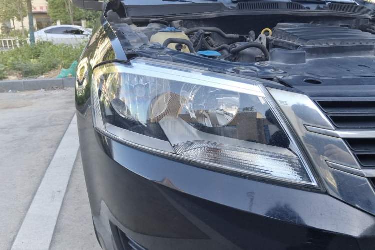 Used Volkswagen Lavida 2015 1.6L Automatic Fashion Edition Right Front Headlight