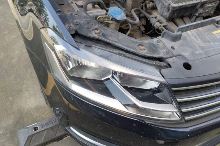 Used Volkswagen Lavida 2015 1.6L Manual Comfort Edition Right Front Headlight