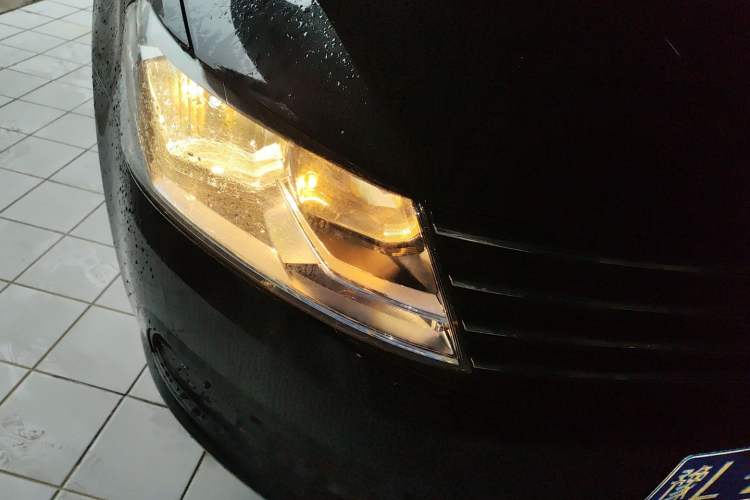 Used Volkswagen Lavida 2015 1.6L Manual Fashion Edition Right Front Headlight