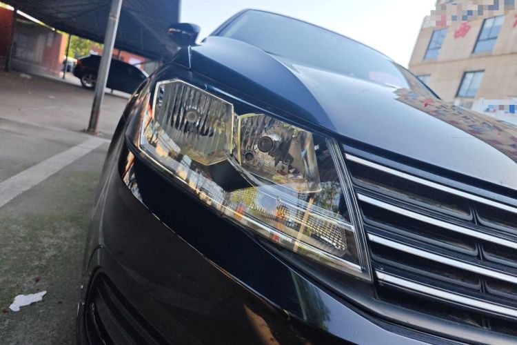 Used Volkswagen Lavida 2015 1.6L Manual Fashion Edition Right Front Headlight