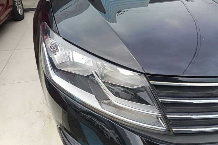 Used Volkswagen Lavida 2015 1.6L Automatic Fashion Edition Right Front Headlight