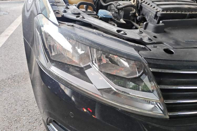 Used Volkswagen Lavida 2015 1.6L Manual Comfort Edition Right Front Headlight