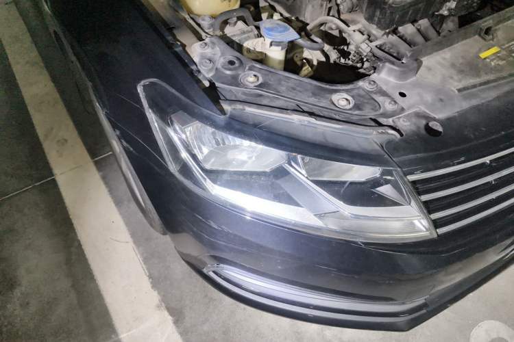 Used Volkswagen Lavida 2015 1.6L Automatic Fashion Edition Right Front Headlight