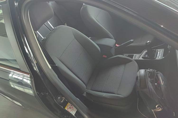 Used Volkswagen Lavida 2015 1.6L Manual Fashion Edition Right Front Seat
