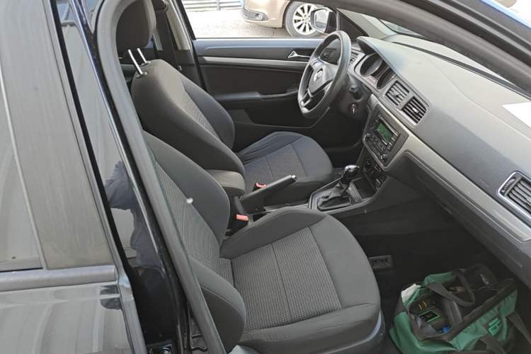 Used Volkswagen Lavida 2015 1.6L Automatic Fashion Edition Right Front Seat