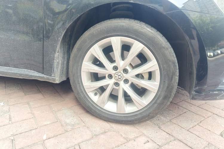 Used Volkswagen Lavida 2015 1.6L Automatic Comfort Edition Right Front Wheel Hub