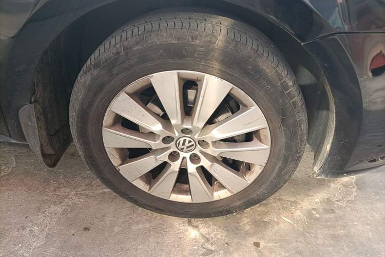Used Volkswagen Lavida 2015 1.6L Automatic Fashion Edition Right Front Wheel Hub