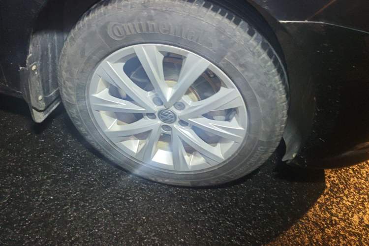 Used Volkswagen Lavida 2015 1.6L Automatic Comfort Edition Right Front Wheel Hub