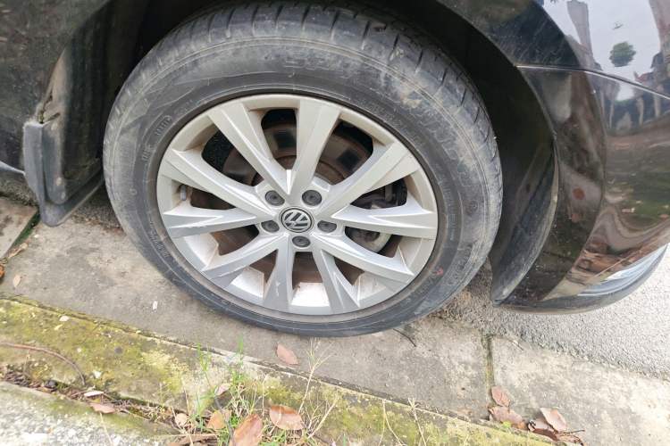 Used Volkswagen Lavida 2015 1.6L Automatic Comfort Edition Right Front Wheel Hub