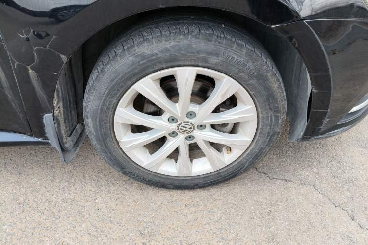 Used Volkswagen Lavida 2015 1.6L Automatic Comfort Edition Right Front Wheel Hub