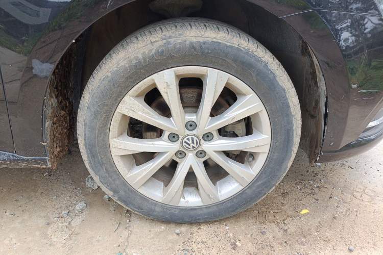 Used Volkswagen Lavida 2015 1.6L Automatic Comfort Edition Right Front Wheel Hub