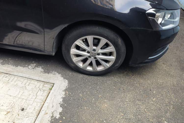 Used Volkswagen Lavida 2015 1.6L Manual Comfort Edition Right Front Wheel Hub