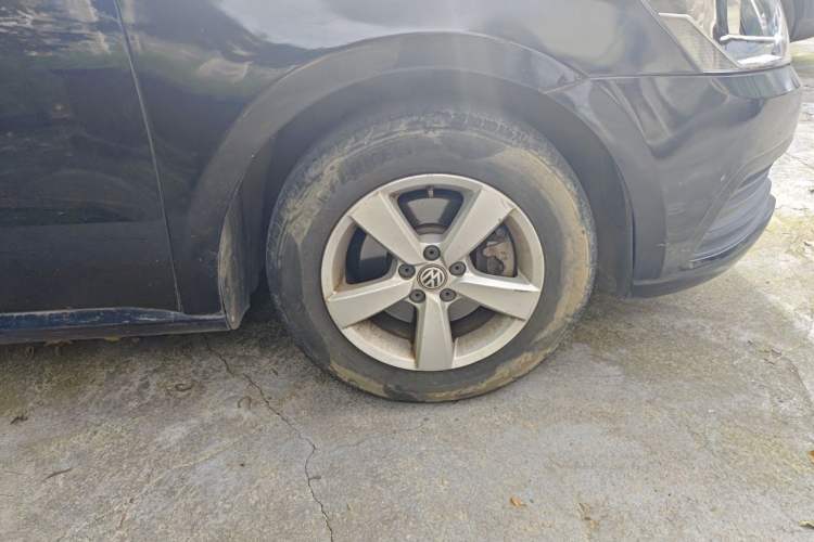Used Volkswagen Lavida 2015 1.6L Manual Fashion Edition Right Front Wheel Hub