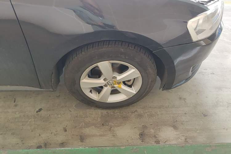 Used Volkswagen Lavida 2015 1.6L Automatic Fashion Edition Right Front Wheel Hub