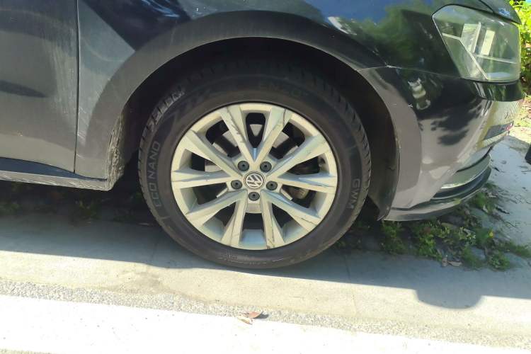 Used Volkswagen Lavida 2015 1.6L Automatic Comfort Edition Right Front Wheel Hub