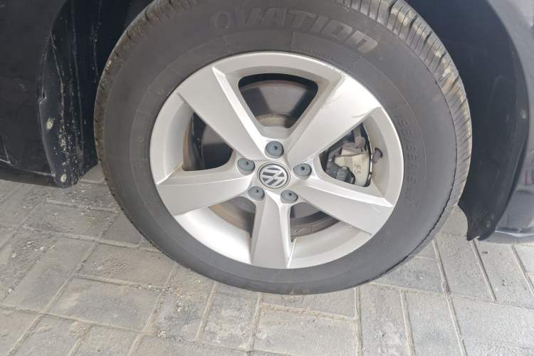 Used Volkswagen Lavida 2015 1.6L Automatic Fashion Edition Right Front Wheel Hub