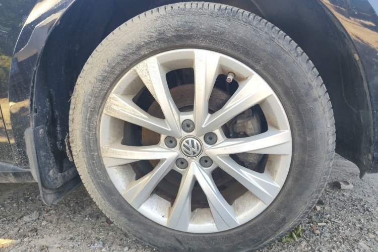 Used Volkswagen Lavida 2015 1.6L Manual Comfort Edition Right Front Wheel Hub