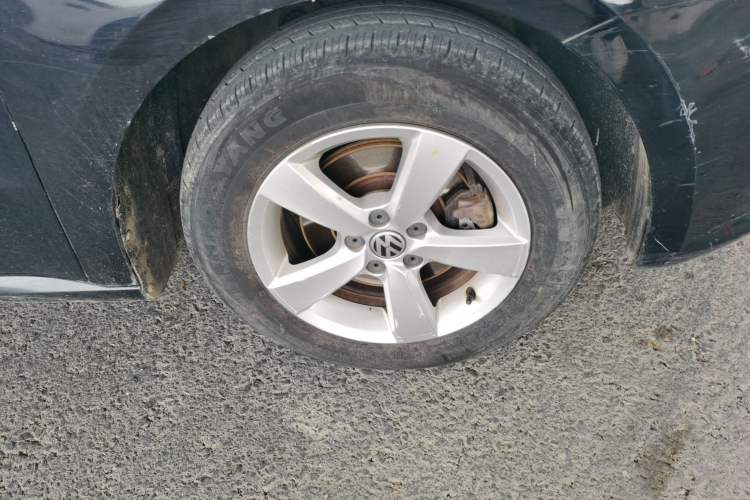 Used Volkswagen Lavida 2015 1.6L Automatic Fashion Edition Right Front Wheel Hub
