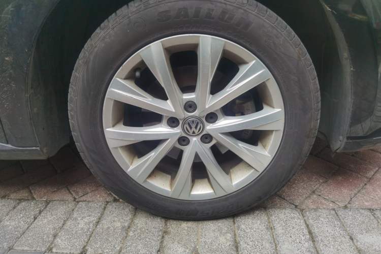 Used Volkswagen Lavida 2015 1.6L Manual Comfort Edition Right Front Wheel Hub