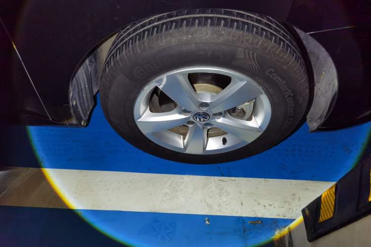 Used Volkswagen Lavida 2015 1.6L Automatic Fashion Edition Right Front Wheel Hub