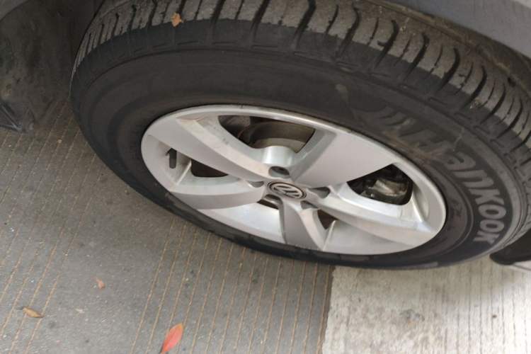 Used Volkswagen Lavida 2015 1.6L Automatic Fashion Edition Right Front Wheel Hub