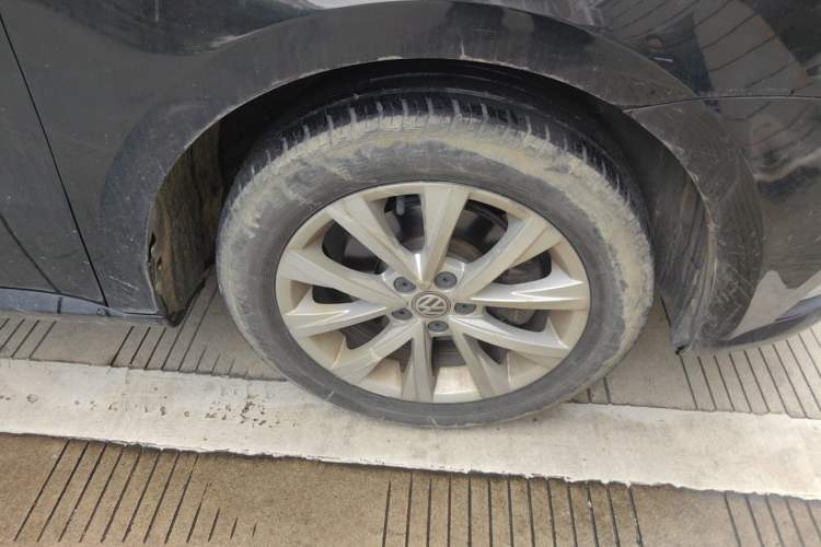 Used Volkswagen Lavida 2015 1.6L Automatic Comfort Edition Right Front Wheel Hub