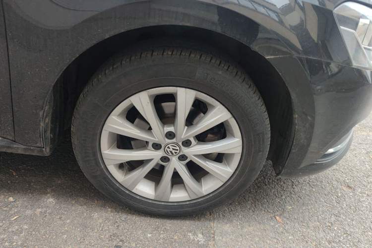 Used Volkswagen Lavida 2015 1.6L Automatic Comfort Edition Right Front Wheel Hub