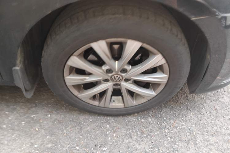 Used Volkswagen Lavida 2015 230TSI DSG Comfort Edition Right Front Wheel Hub