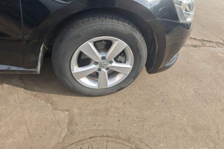 Used Volkswagen Lavida 2015 1.6L Automatic Fashion Edition Right Front Wheel Hub