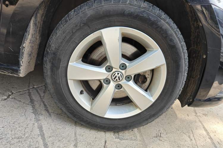 Used Volkswagen Lavida 2015 1.6L Manual Fashion Edition Right Front Wheel Hub