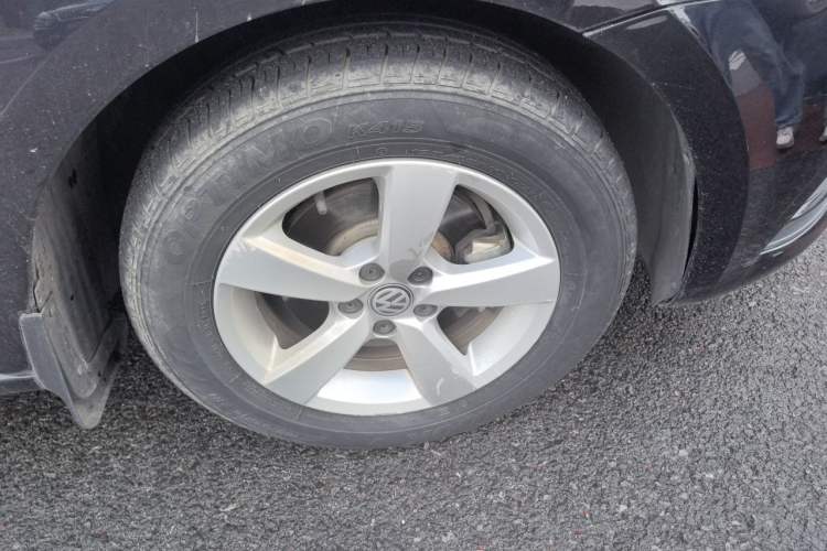 Used Volkswagen Lavida 2015 1.6L Automatic Fashion Edition Right Front Wheel Hub