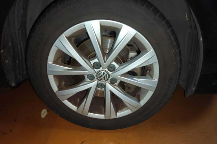 Used Volkswagen Lavida 2015 230TSI DSG Comfort Edition Right Front Wheel Hub