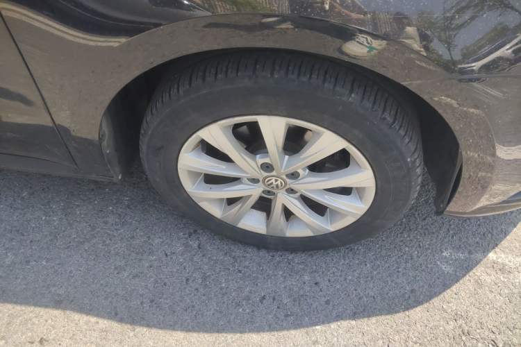 Used Volkswagen Lavida 2015 1.6L Automatic Comfort Edition Right Front Wheel Hub