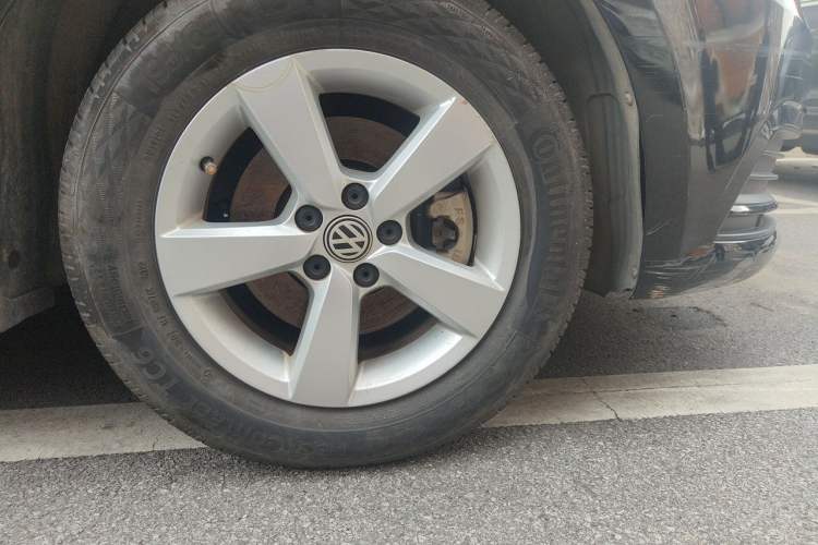 Used Volkswagen Lavida 2015 1.6L Automatic Fashion Edition Right Front Wheel Hub