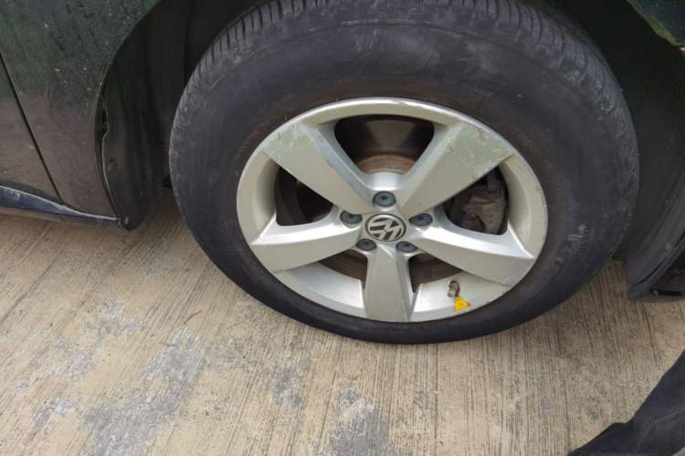 Used Volkswagen Lavida 2015 1.6L Automatic Fashion Edition Right Front Wheel Hub