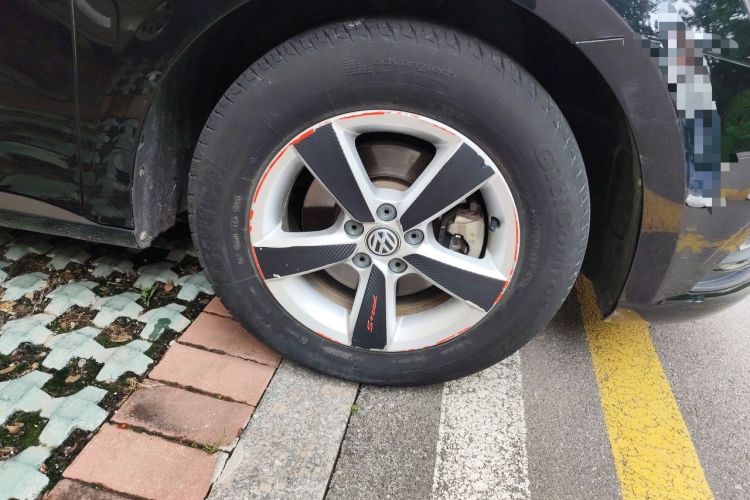 Used Volkswagen Lavida 2015 1.6L Manual Fashion Edition Right Front Wheel Hub
