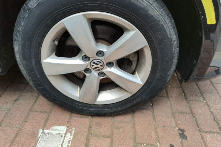 Used Volkswagen Lavida 2015 1.6L Automatic Fashion Edition Right Front Wheel Hub
