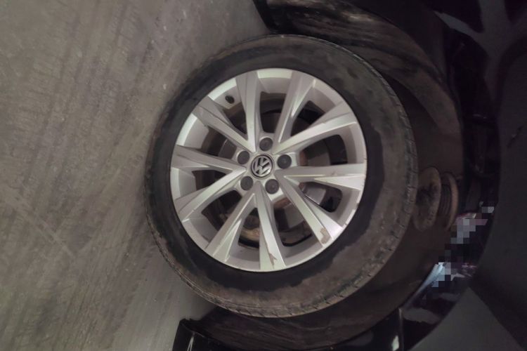 Used Volkswagen Lavida 2015 1.6L Automatic Comfort Edition Right Front Wheel Hub