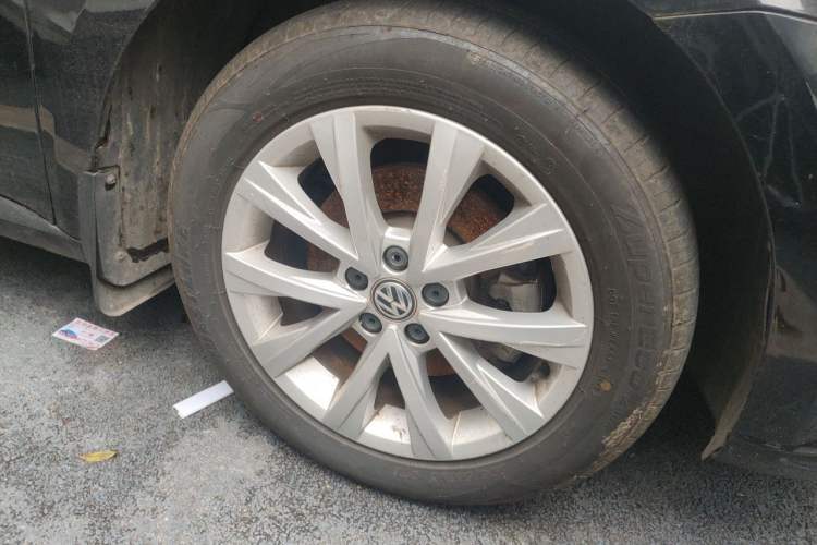 Used Volkswagen Lavida 2015 1.6L Automatic Comfort Edition Right Front Wheel Hub