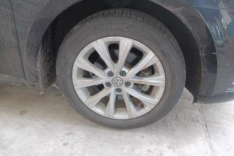 Used Volkswagen Lavida 2015 1.6L Manual Comfort Edition Right Front Wheel Hub