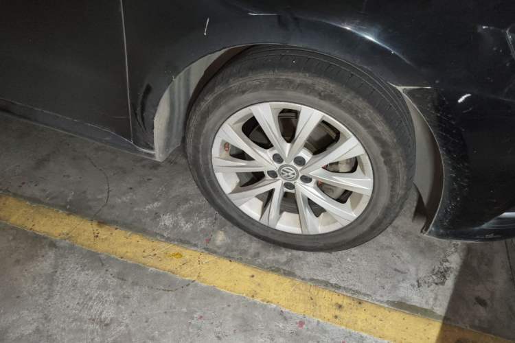 Used Volkswagen Lavida 2015 230TSI DSG Comfort Edition Right Front Wheel Hub