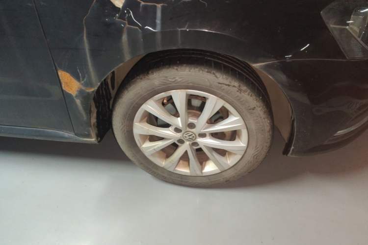 Used Volkswagen Lavida 2015 1.6L Automatic Comfort Edition Right Front Wheel Hub