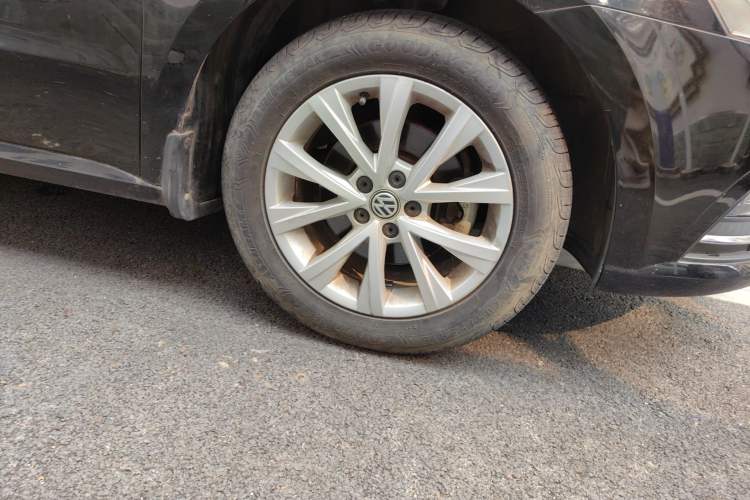 Used Volkswagen Lavida 2015 1.6L Automatic Comfort Edition Right Front Wheel Hub