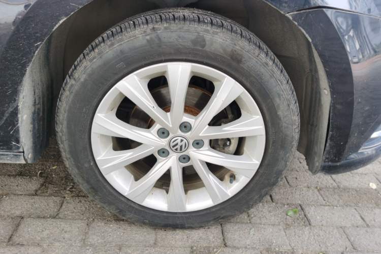 Used Volkswagen Lavida 2015 1.6L Automatic Comfort Edition Right Front Wheel Hub